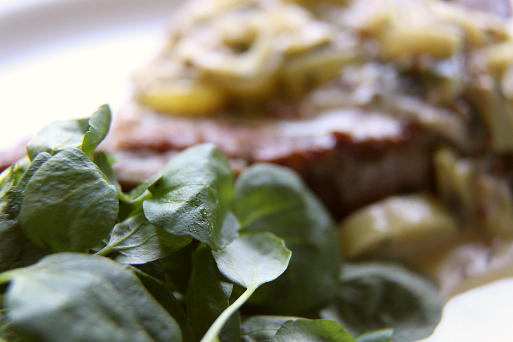 Pork with creamy leeks and mustard